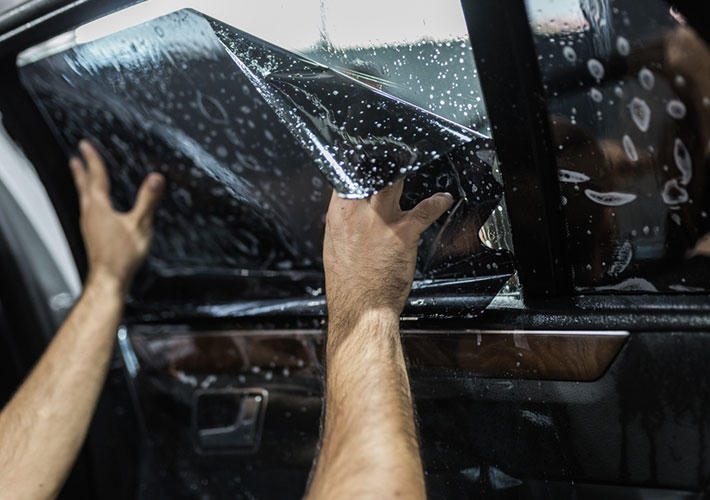 Aplicação de película automotiva em vidro lateral